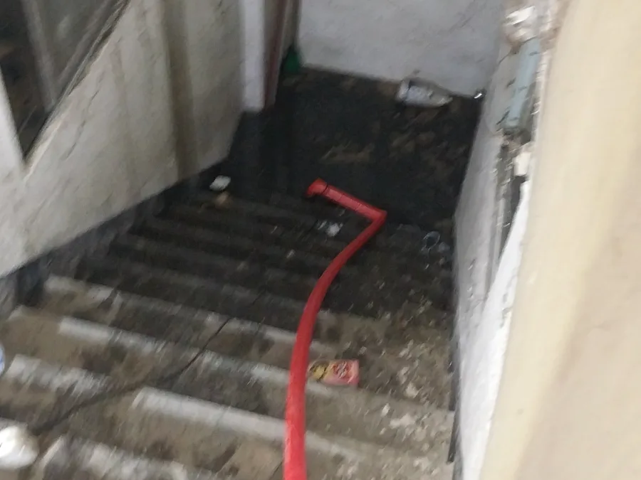 오정동 인근 상담 참고용 반지하 계단에 고인 역류수